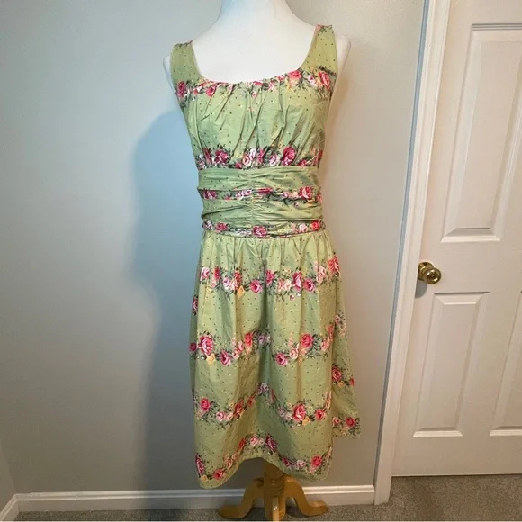green emerald velvet dress Voodoo Vixen 1950s Green Woodland Squirrel Print Swing Dress main image 1